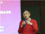 主持人：何宇鹏